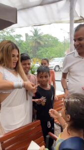 Rakhi Sawant Instagram - Rakhi Sawant’s kind-hearted and selfless gesture towards underprivileged children will surely win your heart❤️
.
.
.
.
.
#rakhisawant #rakhi #bollywood #underprivilegedchildren #bollywoodcelebrity #bollywoodnews #popdiaries