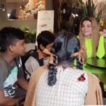 Rakhi Sawant Instagram - @rakhisawant2511 ne karai Chhote Baccho ko Coffee ki Party !! 😍 Sweetest video !! . . Follow for more updates @filmymantramedia . . #rakhisawant #bollywood #filmymantra