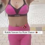 Rakhi Sawant Instagram - @rakhisawant2511 dancing in Rain !! 🙈 . . Follow for more updates @filmymantramedia . . #rakhisawant #filmymantra Mumbai, Maharashtra