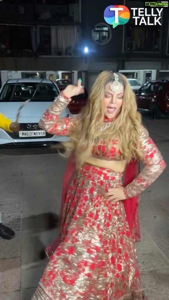 Rakhi Sawant Instagram - The entertainment queen is back! @rakhisawant2511 wows us by showing off some of her dance moves💃🏻 . #reels #tellytalkindia #rakhi #rakhisawant #rakhisawant2511 #dance #spotted
