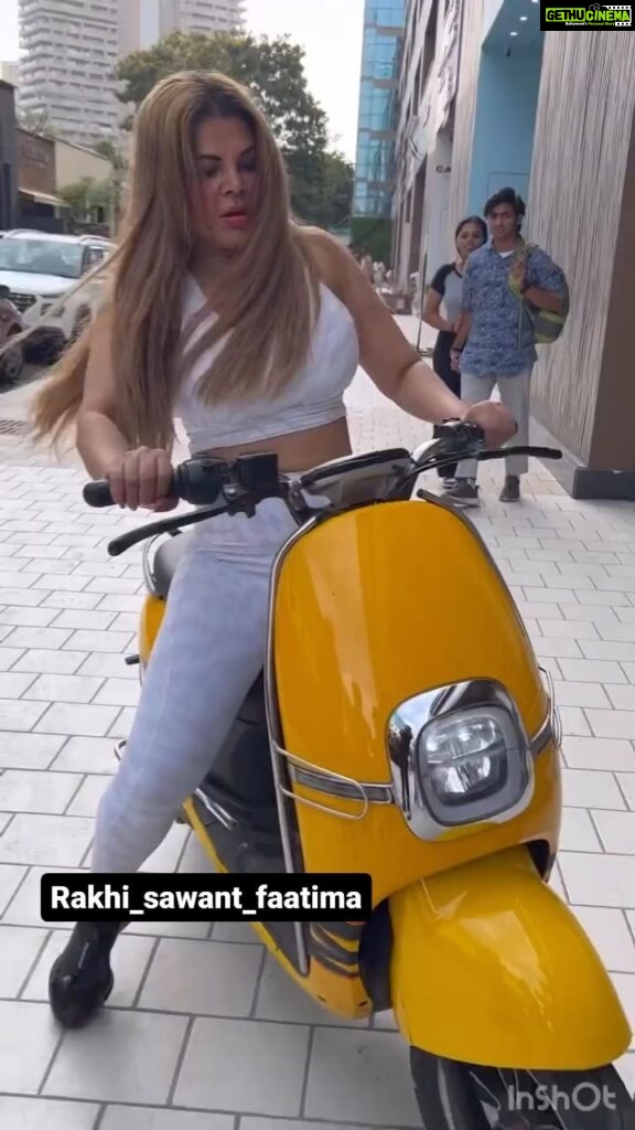 Rakhi Sawant Instagram - My mam raiding bike 🏍 😢 👌 @rakhisawant2511 @nailartstudio_lokhndwala #rakhisawant #rakhi_sawant_fam #rakhi_sawant_faatima #rakhi_sawant_fan