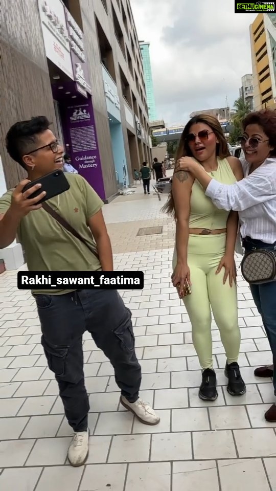 Rakhi Sawant Instagram - Most favorite artist of the streets @rakhisawant2511 mam ❤🤗🥰 #rakhisawant #rakhi_sawant_fam #rakhi_sawant_faatima