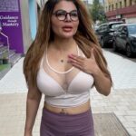 Rakhi Sawant Instagram - @rakhisawant2511 was papped outside the gym earlier today, where she interacted with the paps and expressed her love for them🥹❤️ . #reels #tellytalk #tellytalkindia #rakhi #rakhisawant #rakhisawant2511