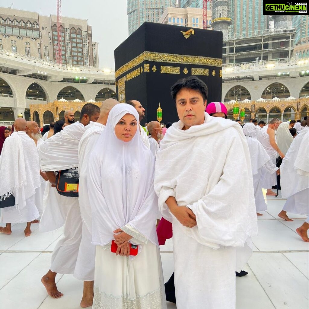 Rakhi Sawant Instagram - “Kaha hua Wada nibbaya” #umrah #mubarak may allah fulfill all your wishes Fatima @rakhisawant2511 #rakhisawant #waahiidalikhan #makka #mecca #saudiarabia @visitsaudi @saudi_airlines Makkah Masjid-al-Haram