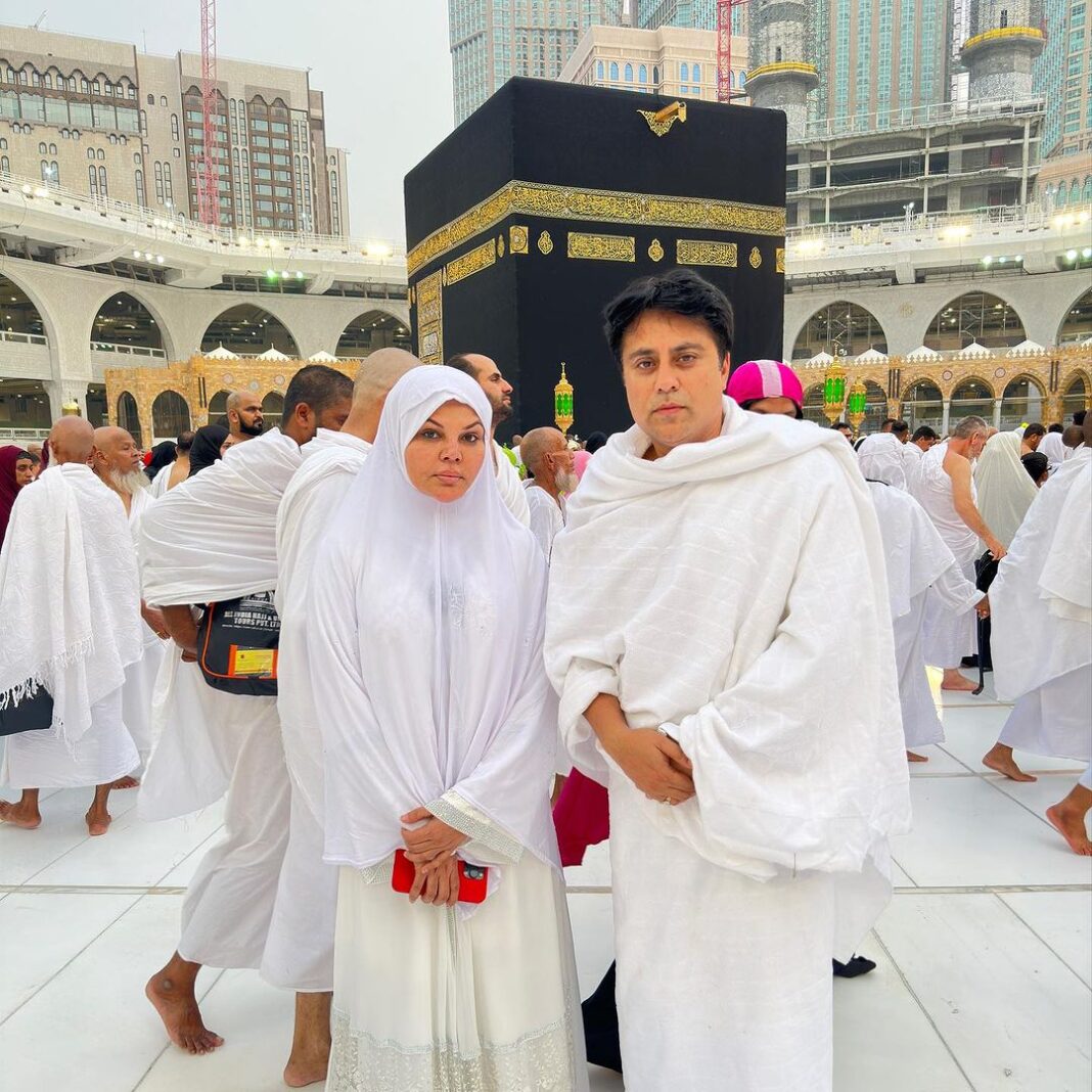 Rakhi Sawant Instagram - “Kaha hua Wada nibbaya” #umrah #mubarak may allah fulfill all your wishes Fatima @rakhisawant2511 #rakhisawant #waahiidalikhan #makka #mecca #saudiarabia @visitsaudi @saudi_airlines Makkah Masjid-al-Haram