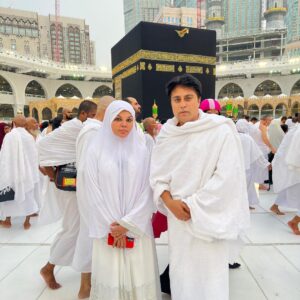 Rakhi Sawant Instagram - “Kaha hua Wada nibbaya” #umrah #mubarak may allah fulfill all your wishes Fatima @rakhisawant2511 #rakhisawant #waahiidalikhan #makka #mecca #saudiarabia @visitsaudi @saudi_airlines
