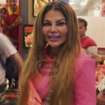 Rakhi Sawant Instagram - #RakhiSawant spotted at the Airport Fun time with paps #rakhi #spotted #celebrity #funtimes #masti #paprazzi #Rakhi