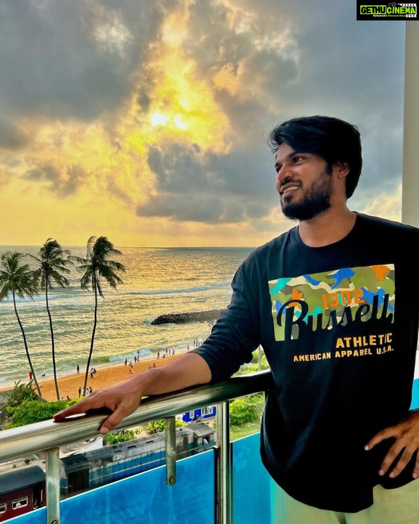 Rakshan Instagram - Don’t worry beach happy 🌊 Colombo, Sri Lanka