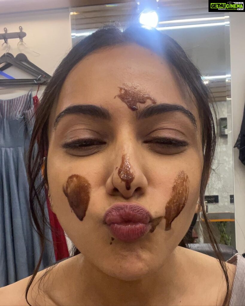 Rakul Preet Singh Instagram - Cos there is nothing that a yummy chocolate can’t solve .. Happpy world chocolate day !! ❤️ #eatbutwithmoderation