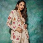 Rakul Preet Singh Instagram - Desi twist ❤️ Outfit @vaishaliagarwal_ Jewellery @chosenbytejpal Footwear @aldo_shoes Styled by @anshikaav Assisted by @roshiijain @bhatia_tanisha Make up @im__sal Hair @aliyashaik28 Shot by @banjaariii