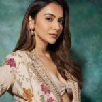 Rakul Preet Singh Instagram - Desi twist ❤️ Outfit @vaishaliagarwal_ Jewellery @chosenbytejpal Footwear @aldo_shoes Styled by @anshikaav Assisted by @roshiijain @bhatia_tanisha Make up @im__sal Hair @aliyashaik28 Shot by @banjaariii