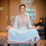 Rakul Preet Singh Instagram – Meditate anywhere , everywhere even if it’s a chair 😜 and swipe to see the result 😁 🧘‍♀️#happyworldmeditationday