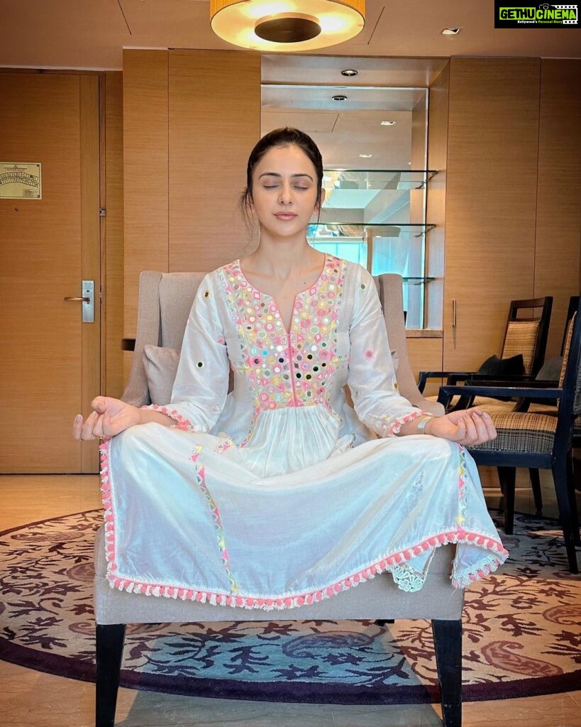 Rakul Preet Singh Instagram - Meditate anywhere , everywhere even if it’s a chair 😜 and swipe to see the result 😁 🧘‍♀️#happyworldmeditationday