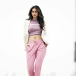Rakul Preet Singh Instagram - Only the Enamor Athleisure Collection can make me look and feel FAB at the same time! 🥰 This wellness and yoga-inspired range is stylish, comfortable and extremely versatile! It is crafted with sweat-wicking, anti-odour, breathable, and 4-way stretch technology which makes it perfect for my active lifestyle. Add this trendy collection to your wardrobe now! @enamorindia Explore the entire collection: https://www.enamor.co.in/collections/athleisure #EnamorAthleisure #athleisure #enamor #RakulpreetSingh #activewear #activelifestyle #activeliving #fitness #yoga #workout