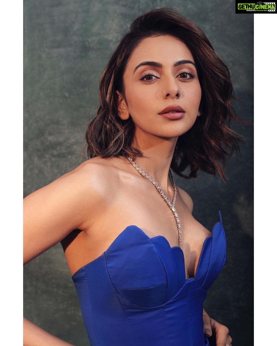 Rakul Preet Singh Instagram - Did anyone say blues 💙💙💙 #filmfareawards Outfit : @markbumgarner Jewellery @varunadjani @aahiradiamonds Styled by @lakshmilehr Makeup @im__sal Hair @aliyashaik28 Photographer @vievekdesai