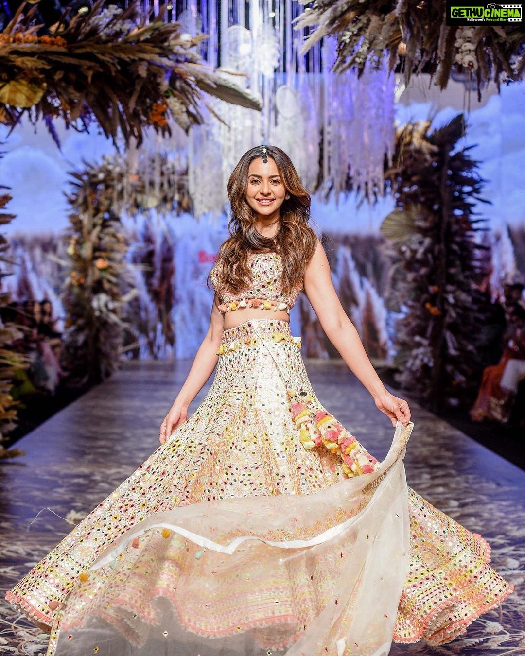 Rakul Preet Singh Instagram - The swirl 💕 in @gopivaiddesigns !! A walk to remember @timesfashionweek