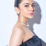 Rakul Preet Singh Instagram - 🖤 🖤🖤 #iifa awards 2023 Outfit- @fjollanilaofficial @vandafashionagency Jewellery - @bellezajewelsofficial @Tulla.jewellery Shoes- @jimmychoo Styled by - @stylebyami @garimagarg14 Makeup @im__sal hair @aliyashaik28 Photographer @popmercy