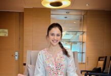 Rakul Preet Singh Instagram - Meditate anywhere , everywhere even if it’s a chair 😜 and swipe to see the result 😁 🧘‍♀️#happyworldmeditationday