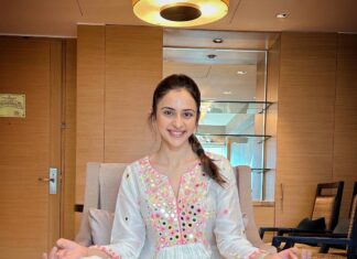 Rakul Preet Singh Instagram - Meditate anywhere , everywhere even if it’s a chair 😜 and swipe to see the result 😁 🧘‍♀️#happyworldmeditationday