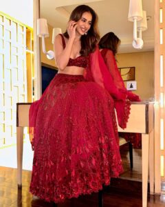 Rakul Preet Singh Instagram - Mud mud ke na dekh ❤️ Outift @mehakmurpanalabel Jewellery @mozaati Styled by @anshikaav Assisted by @tanazfatima Makeup @im__sal