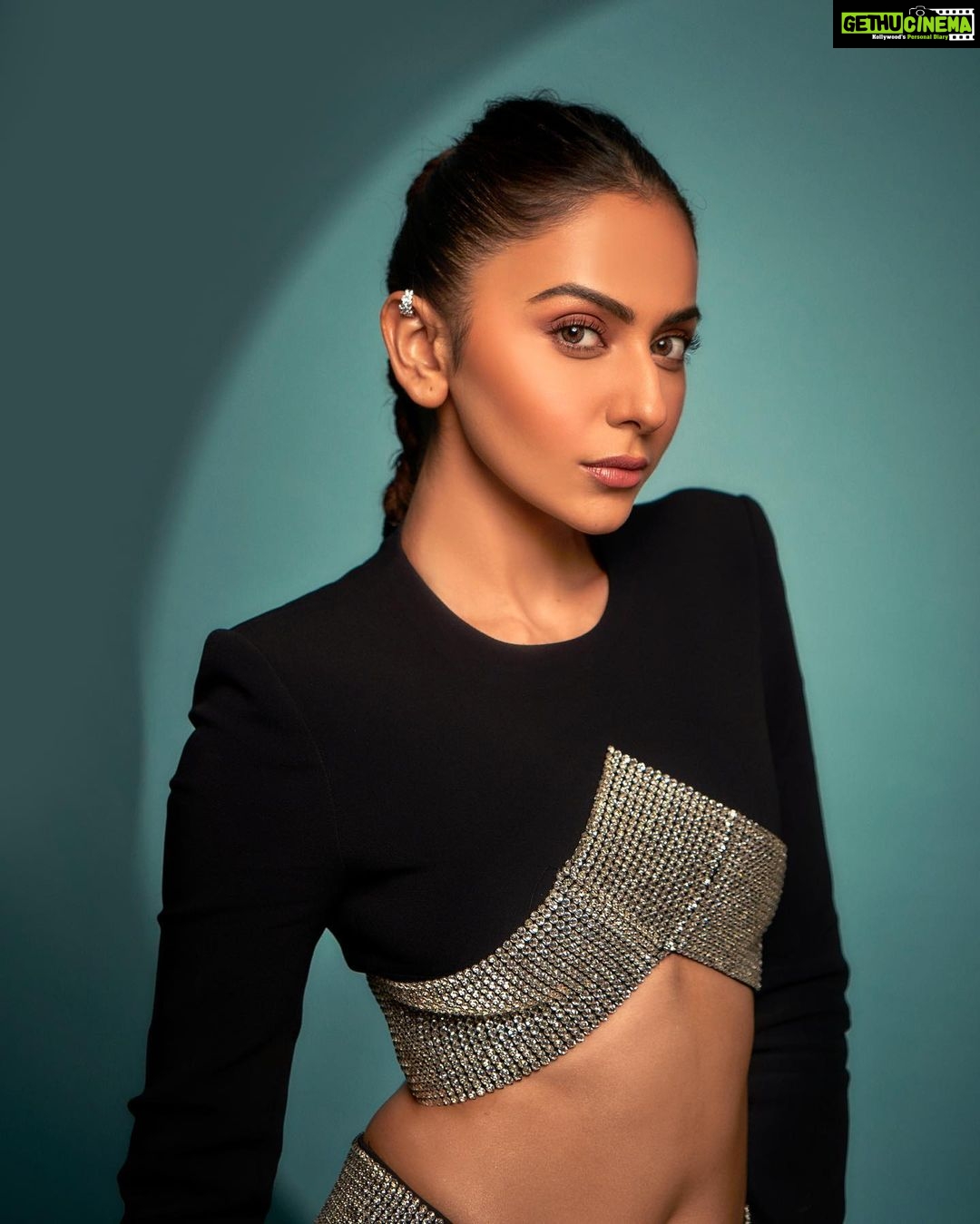 Rakul Preet Singh Instagram - Life won’t sparkle unless you do 🖤🖤 #htindiasmoststylishawards Outfit @davidkomalondon Jewellery @tuula.jewellery Styled by @lakshmilehr Team @gaurvivdesai Makeup @im sal Hair @aliyashaik28 Photographer @kaasastudio