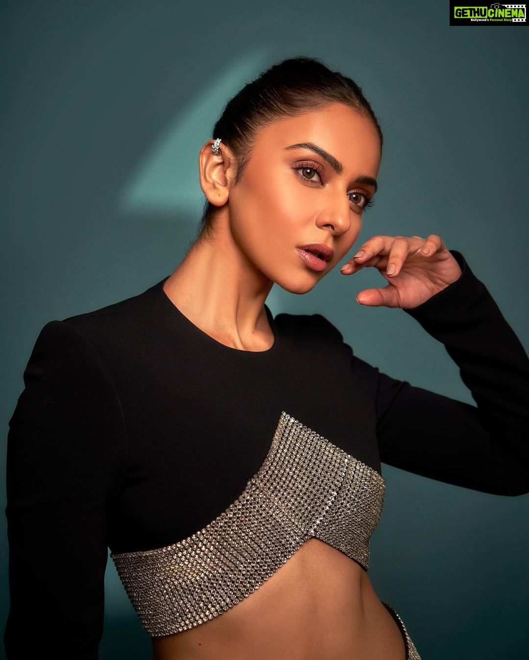 Rakul Preet Singh Instagram - Life won’t sparkle unless you do 🖤🖤 #htindiasmoststylishawards Outfit @davidkomalondon Jewellery @tuula.jewellery Styled by @lakshmilehr Team @gaurvivdesai Makeup @im sal Hair @aliyashaik28 Photographer @kaasastudio