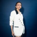 Rakul Preet Singh Instagram - Izza vibe 🖤🖤 for @ficci_india panel discussion Outfit @dalidaayachboutique @vandafashionagency Earrings @viangevintage Ring @blingthingstore Footwear @aldo_shoes Styled by @anshikaav Assisted by @roshiijain Makeup @im__sal Hair @tinamukharjee Shot by @gohil_jeet