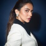 Rakul Preet Singh Instagram - Izza vibe 🖤🖤 for @ficci_india panel discussion Outfit @dalidaayachboutique @vandafashionagency Earrings @viangevintage Ring @blingthingstore Footwear @aldo_shoes Styled by @anshikaav Assisted by @roshiijain Makeup @im__sal Hair @tinamukharjee Shot by @gohil_jeet