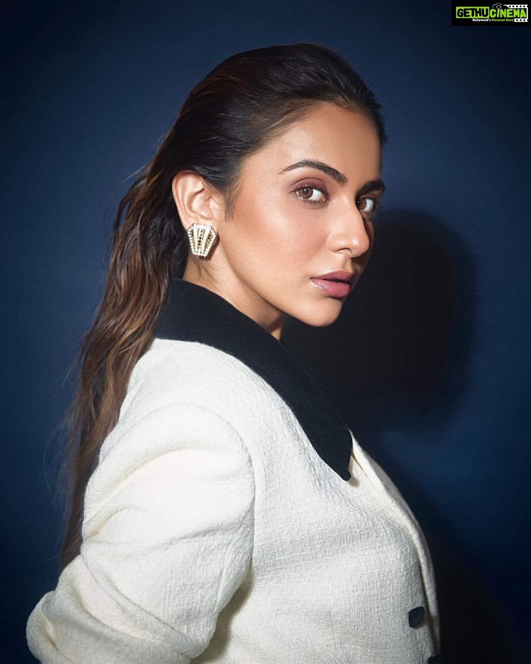 Rakul Preet Singh Instagram - Izza vibe 🖤🖤 for @ficci_india panel discussion Outfit @dalidaayachboutique @vandafashionagency Earrings @viangevintage Ring @blingthingstore Footwear @aldo_shoes Styled by @anshikaav Assisted by @roshiijain Makeup @im__sal Hair @tinamukharjee Shot by @gohil_jeet