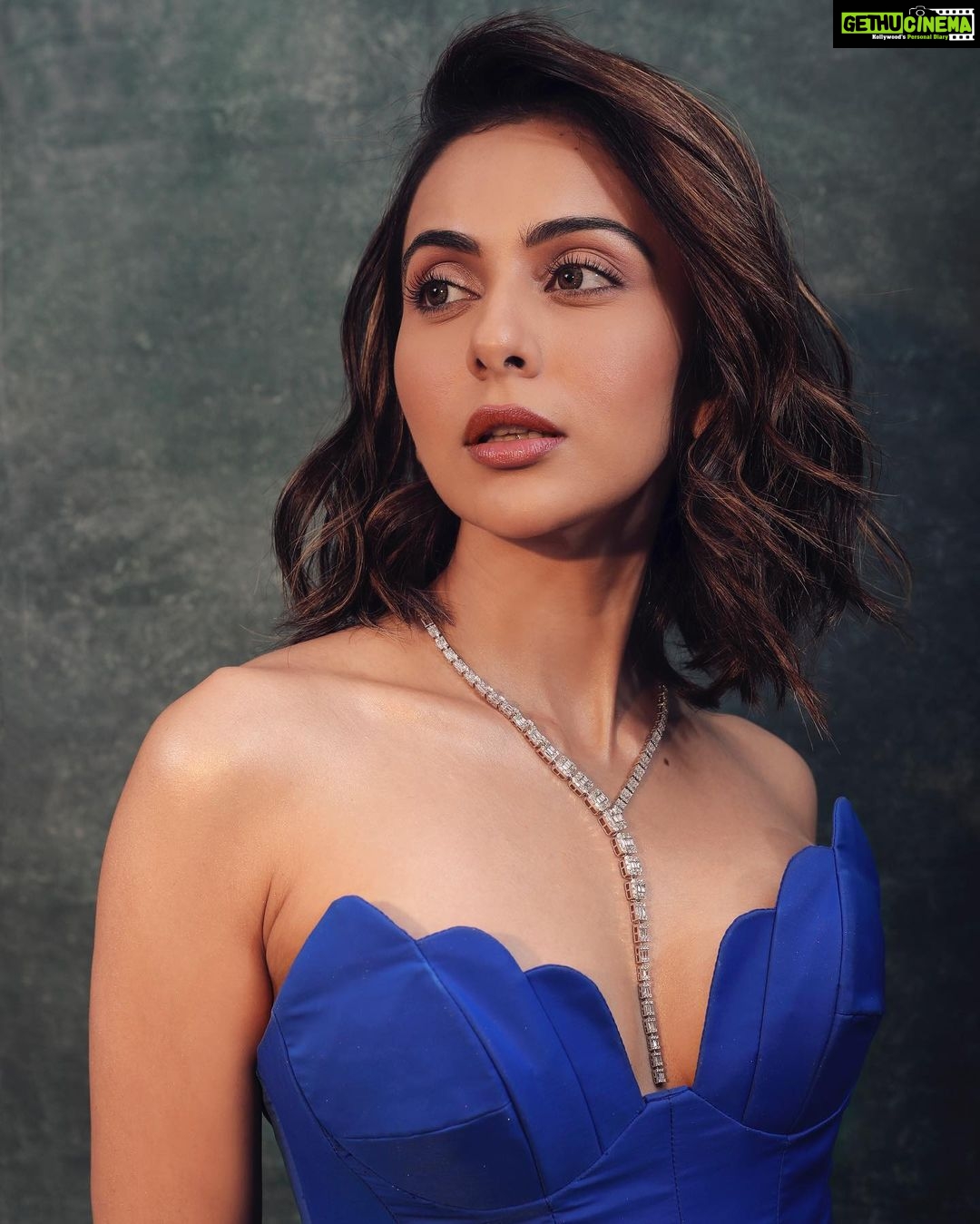Rakul Preet Singh Instagram - Did anyone say blues 💙💙💙 #filmfareawards Outfit : @markbumgarner Jewellery @varunadjani @aahiradiamonds Styled by @lakshmilehr Makeup @im__sal Hair @aliyashaik28 Photographer @vievekdesai