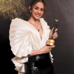 Rakul Preet Singh Instagram – A night of glamour and lots of style at #pinkvillastyleawardsseason2 ❤️ thankyou @pinkvilla for the #superstylishyouthicon award.. thanks to everyone who has helped me evolve my style and works non stop to bring the best out of me ❤️❤️