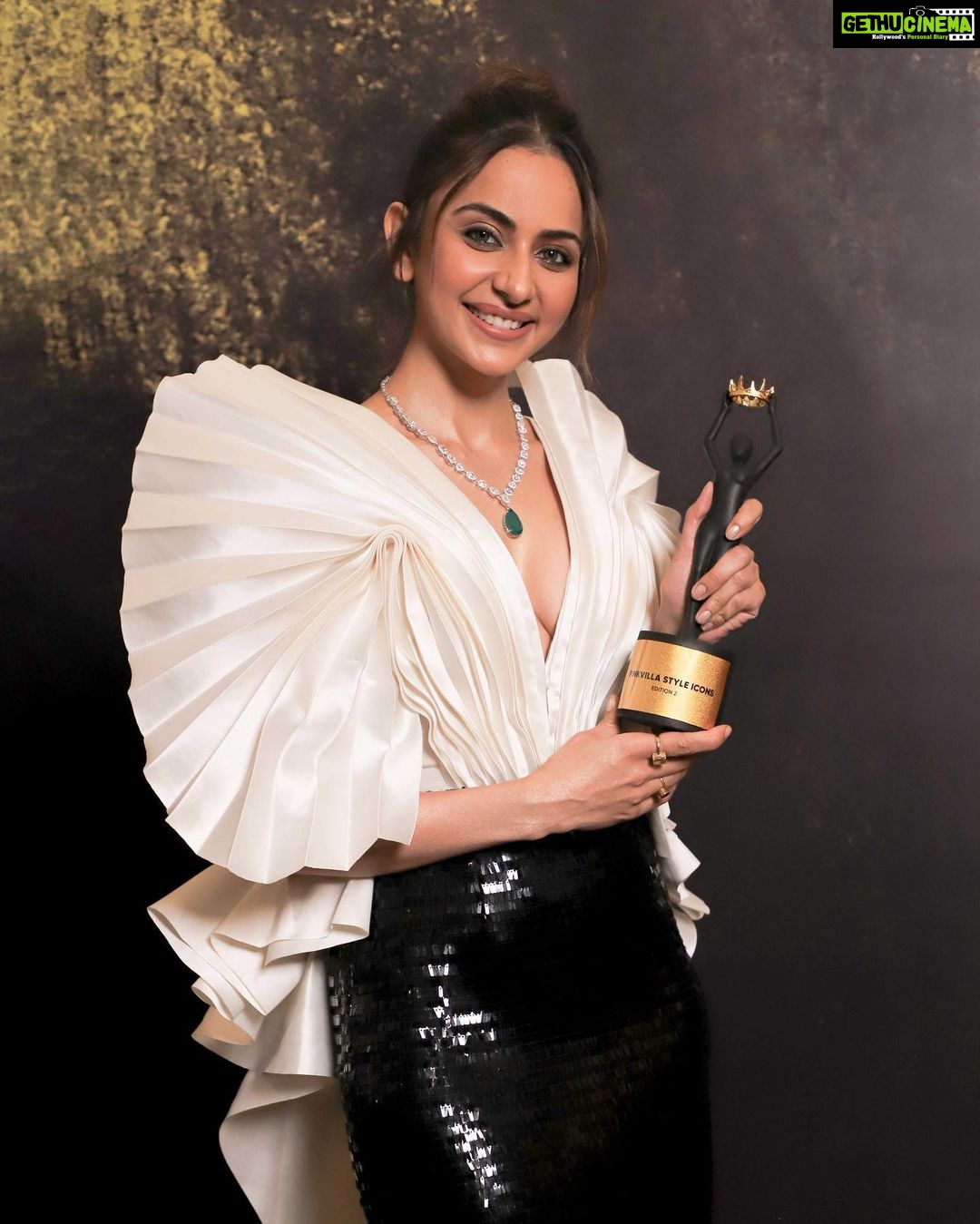 Rakul Preet Singh Instagram - A night of glamour and lots of style at #pinkvillastyleawardsseason2 ❤️ thankyou @pinkvilla for the #superstylishyouthicon award.. thanks to everyone who has helped me evolve my style and works non stop to bring the best out of me ❤️❤️