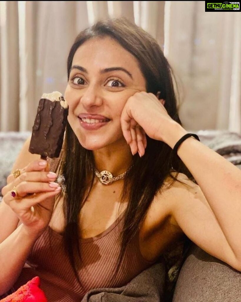Rakul Preet Singh Instagram - Cos there is nothing that a yummy chocolate can’t solve .. Happpy world chocolate day !! ❤️ #eatbutwithmoderation