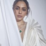 Rakul Preet Singh Instagram – In a world full of trends , I want to remain classic 🖤

#pinkvillastyleiconsawards