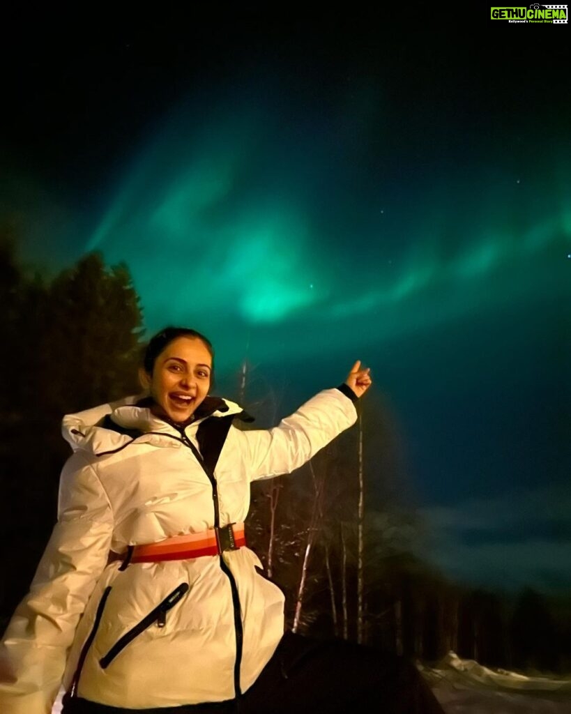 Rakul Preet Singh Instagram - Dancing through the northern lights 💜 a night so magical , a night so blessed 💜 grateful 😇 @ourfinland @visitrovaniemi @apukkaresort @fameistastudios