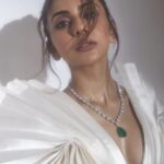Rakul Preet Singh Instagram – In a world full of trends , I want to remain classic 🖤

#pinkvillastyleiconsawards