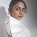 Rakul Preet Singh Instagram – In a world full of trends , I want to remain classic 🖤

#pinkvillastyleiconsawards