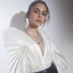 Rakul Preet Singh Instagram – In a world full of trends , I want to remain classic 🖤

#pinkvillastyleiconsawards