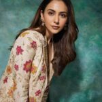 Rakul Preet Singh Instagram - Desi twist ❤️ Outfit @vaishaliagarwal_ Jewellery @chosenbytejpal Footwear @aldo_shoes Styled by @anshikaav Assisted by @roshiijain @bhatia_tanisha Make up @im__sal Hair @aliyashaik28 Shot by @banjaariii