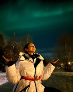 Rakul Preet Singh Instagram - Dancing through the northern lights 💜 a night so magical , a night so blessed 💜 grateful 😇 

@ourfinland @visitrovaniemi @apukkaresort @fameistastudios