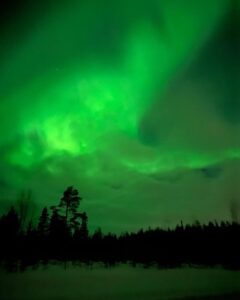 Rakul Preet Singh Instagram - Dancing through the northern lights 💜 a night so magical , a night so blessed 💜 grateful 😇 

@ourfinland @visitrovaniemi @apukkaresort @fameistastudios