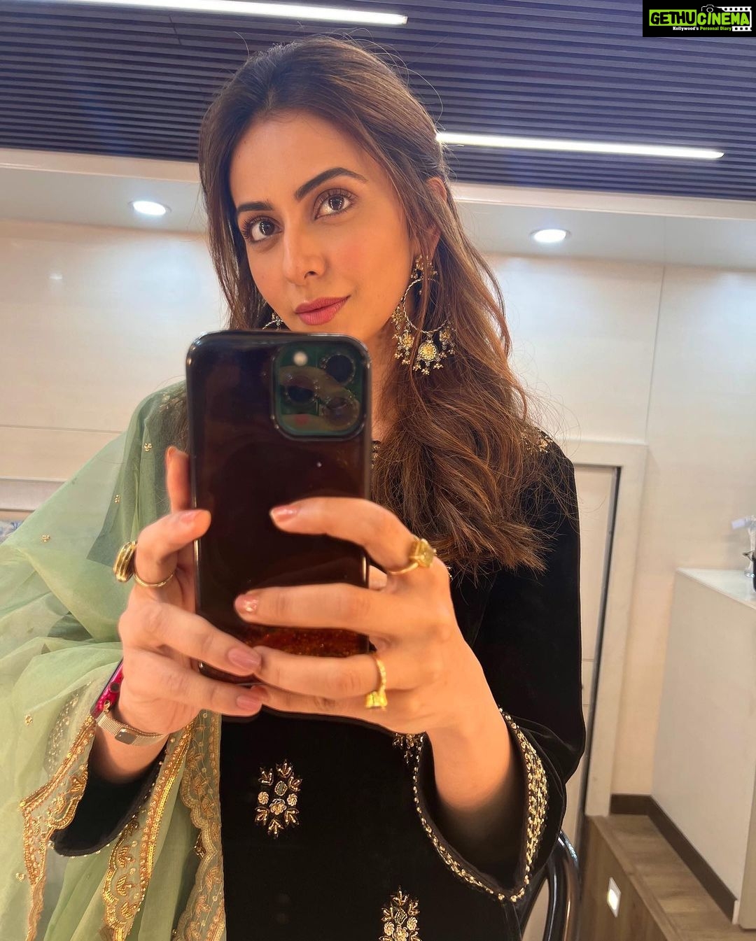 Rakul Preet Singh Instagram - Mirror selfie failure 😝🙈
