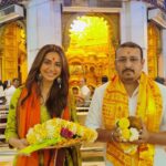 Rakul Preet Singh Instagram - Time to thank the almighty for his blessings. We are extremely happpppy that you all have so much love to our film ❤️🙏🏻🙏🏻#Siddhivinayak #ChhatriwaliOnZEE5 #ganpatibappamorya