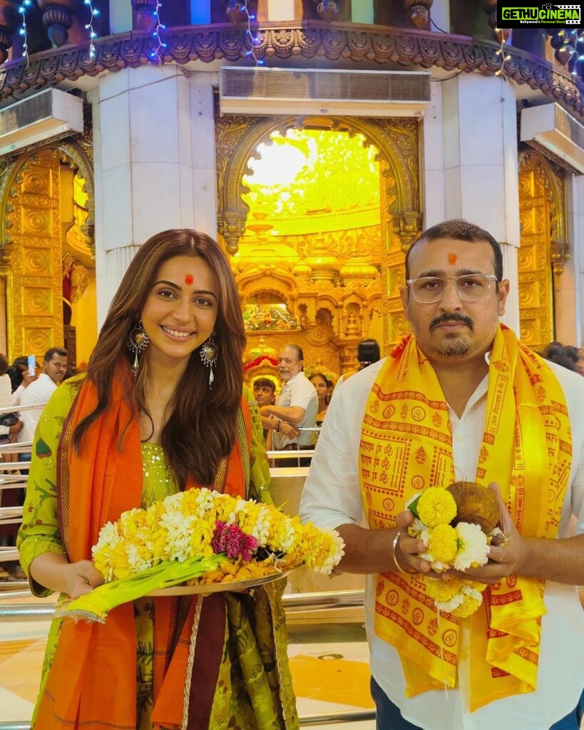 Rakul Preet Singh Instagram - Time to thank the almighty for his blessings. We are extremely happpppy that you all have so much love to our film ❤️🙏🏻🙏🏻#Siddhivinayak #ChhatriwaliOnZEE5 #ganpatibappamorya