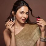 Rakul Preet Singh Instagram – Is shaadi ke season mein, get a picture perfect pout with Coloressence Intense Liquid Lip Colors, which give a matte finish and 9-hour stay.
.
#rakulxcoloressence #festivewithcoloressence #shaadikaseason