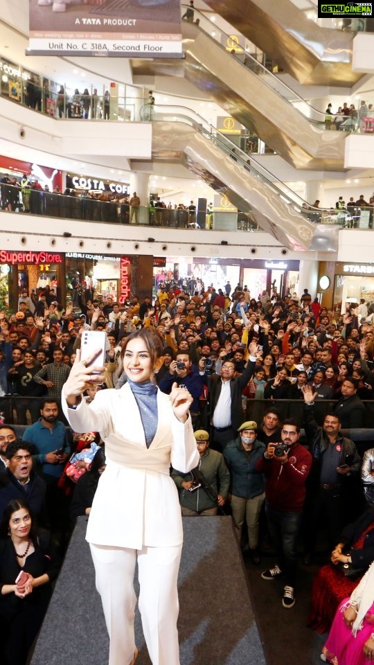 Rakul Preet Singh Instagram - Witness the love and madness at Coloressence Rendezvous with Rakul, held at DLF Mall of India, Noida! 3 cheers to Rakul and Coloressence! . #rakulxcoloressence #rakulpreetsingh #rakulpreet #eventdiaries #celebrityselfie #bollywooddiaries