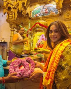 Rakul Preet Singh Instagram - Time to thank the almighty for his blessings. We are extremely happpppy that you all have so much love to our film ❤️🙏🏻🙏🏻#Siddhivinayak #ChhatriwaliOnZEE5 #ganpatibappamorya