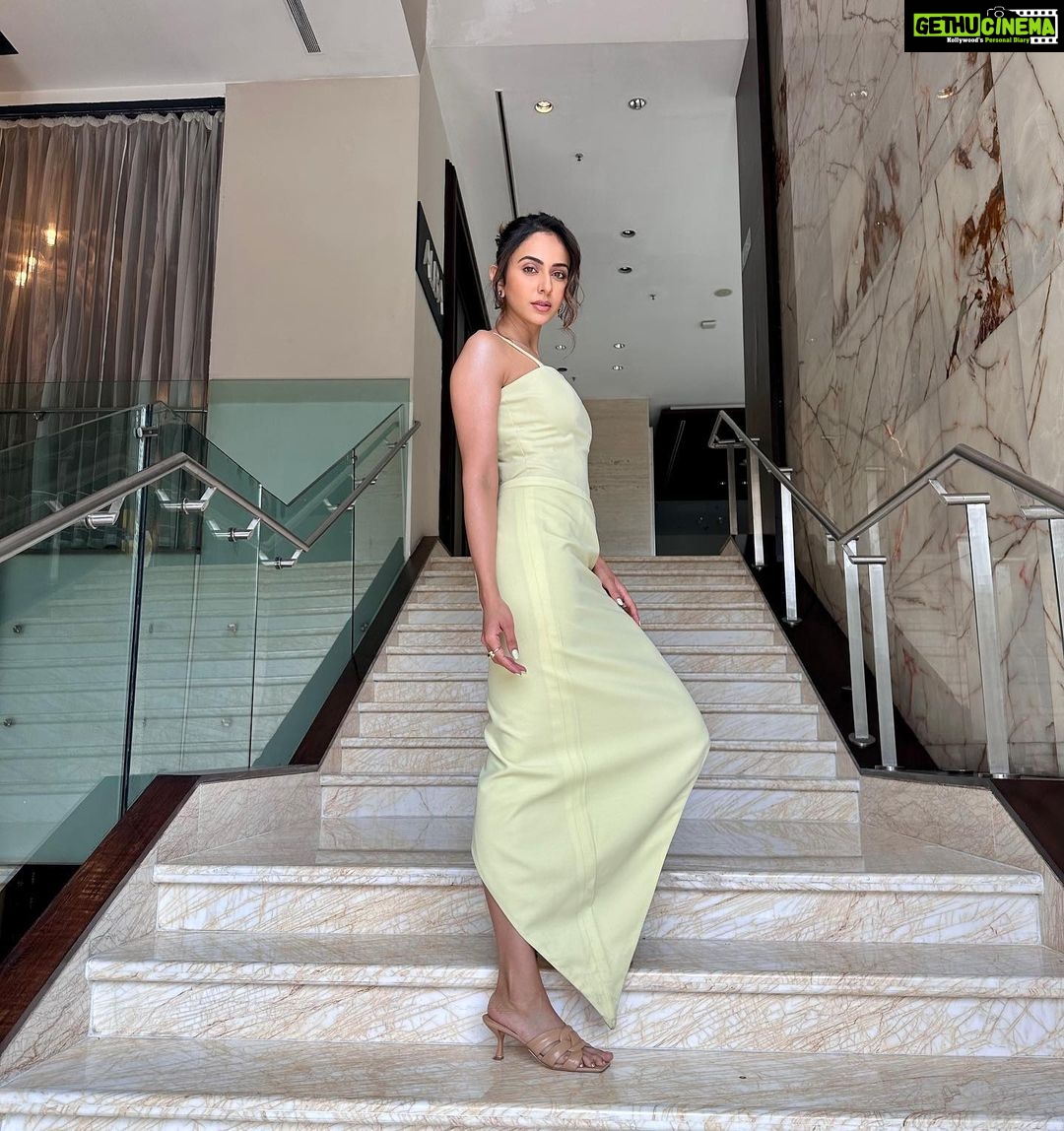 Rakul Preet Singh Instagram - For the Economic Times forum 💛 Outfit @mystiqueroseofficial @vandafashionagency Earrings @ferragamo @viangevintage Heels @aldo_shoes Styled by @anshikaav Hair @aliyashaik28 Makeup @im__sal