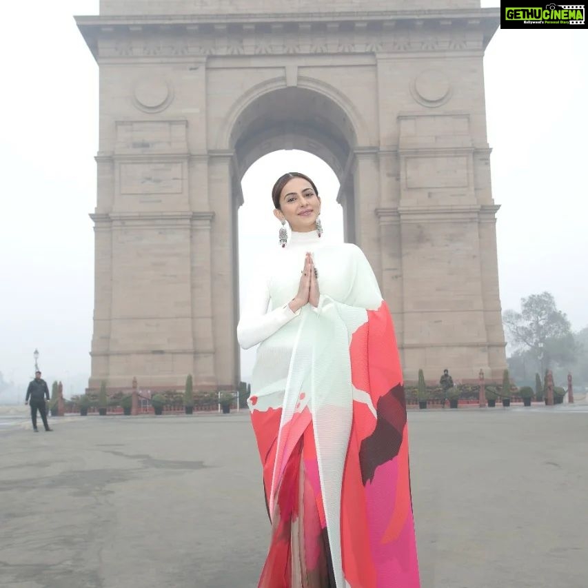 Rakul Preet Singh Instagram - #RepublicDay: For actor Rakul Preet Singh, Republic Day comes with a lot of emotions and nostalgia as it takes her back to the time when she watched the parade on television with her family. She is proud to accept that we, as a country, understand the meaning of celebrating the day in its true essence. “Whenever it has anything to do with any patriotic event or day, I feel very proud. I’m actually a hardcore patriotic person coming from an army background,” says Rakul as she poses at the India Gate exclusively for HT City. Interview by: @sugandharawal @hindustantimes Photos by @manojverma.4 #rakulpreetsinghofficial #rakulpreetsingh #republicdayindia #republicday #patriotism #indiagate #nationalflag #tricolor #HTCity #HTCityshowbiz #Instagramalgorithm #Bollywood #bollywoodnews #bollywoodupates