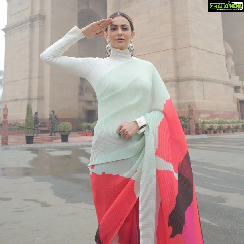 Rakul Preet Singh Instagram - #RepublicDay: For actor Rakul Preet Singh, Republic Day comes with a lot of emotions and nostalgia as it takes her back to the time when she watched the parade on television with her family. She is proud to accept that we, as a country, understand the meaning of celebrating the day in its true essence. “Whenever it has anything to do with any patriotic event or day, I feel very proud. I’m actually a hardcore patriotic person coming from an army background,” says Rakul as she poses at the India Gate exclusively for HT City. Interview by: @sugandharawal @hindustantimes Photos by @manojverma.4 #rakulpreetsinghofficial #rakulpreetsingh #republicdayindia #republicday #patriotism #indiagate #nationalflag #tricolor #HTCity #HTCityshowbiz #Instagramalgorithm #Bollywood #bollywoodnews #bollywoodupates